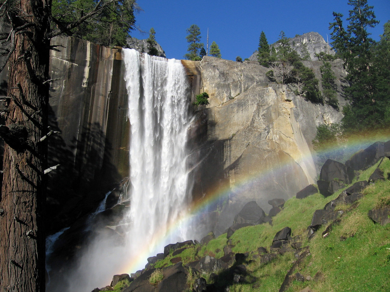 Yosemite lodge at the falls, often referred to informally within the park as the lodge is located in western yosemite village, yosemite national park, . Itinerary West Coast Usa In 1 Month Dots On Maps